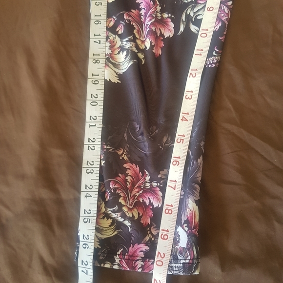 Womens Cropped leggings Floral Skeleton Print Sz Small Workout Activewear Yoga - Picture 11 of 12